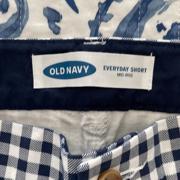 Old Navy Everyday Shorts - Picture 4 of 5